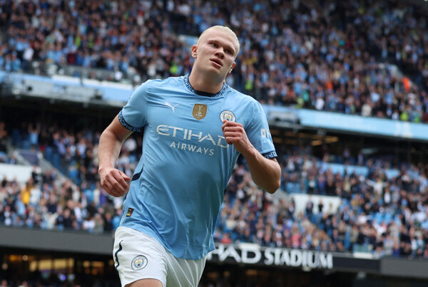 Холанд забивает великолепные голы в раздевалке Арсенала