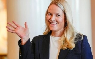 Norwegian Crown Princess appears at event with oxygen tube